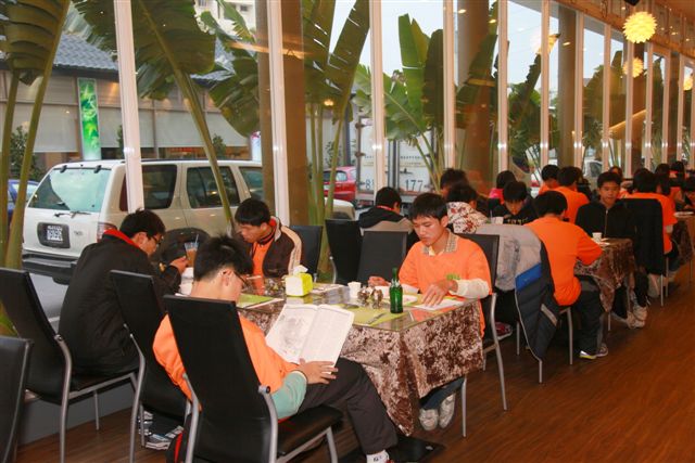 Din04.jpg